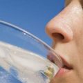 2682 2 فوائد شرب الماء البارد , الحكمه في شرب الماء باردا غرامي كويتية